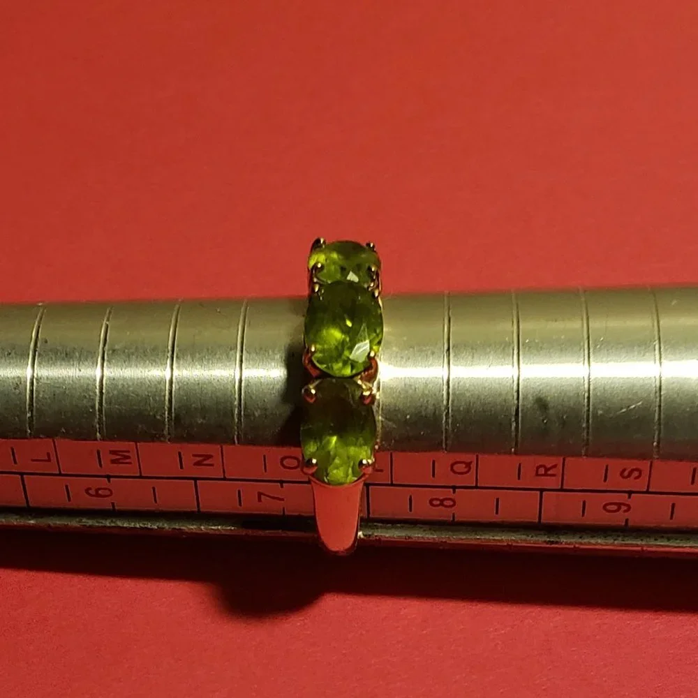 Vintage 14 K Gold 3 Stone Peridot women's ring - Picture 3 of 4